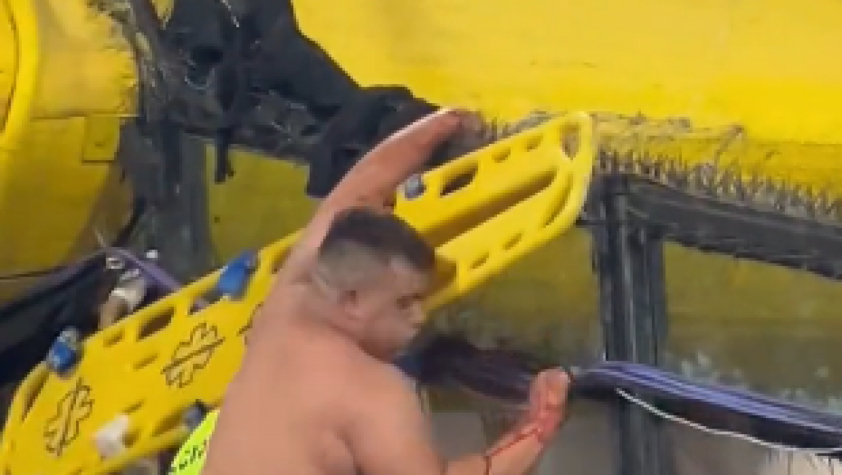 JEZIVE SCENE NA "BOMBONJERI" Polugoli navijač Boke se zakačio na šiljke, svi su zanemeli (UZNEMIRUJUĆI VIDEO)