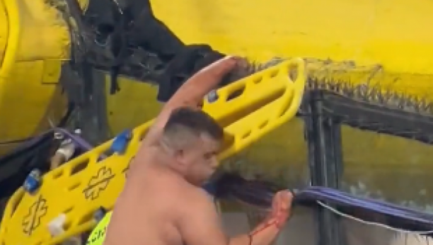 JEZIVE SCENE NA "BOMBONJERI" Polugoli navijač Boke se zakačio na šiljke, svi su zanemeli (UZNEMIRUJUĆI VIDEO)