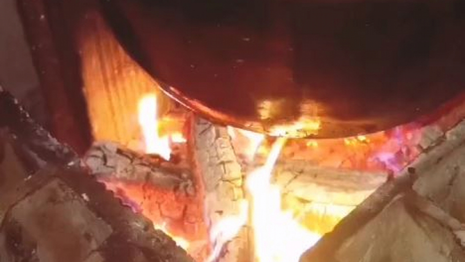 Dinča sprema pihtije 