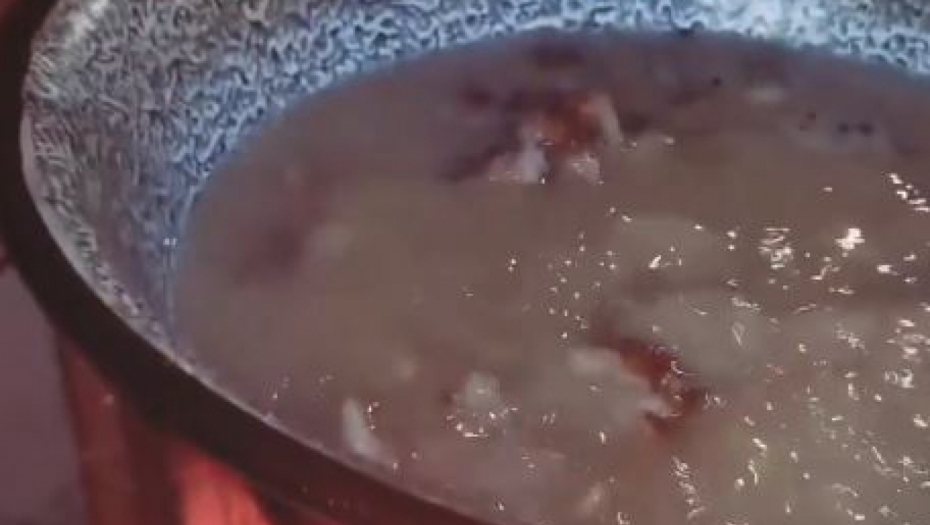 Dinča sprema pihtije 