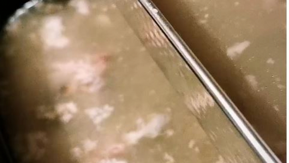 Dinča sprema pihtije 