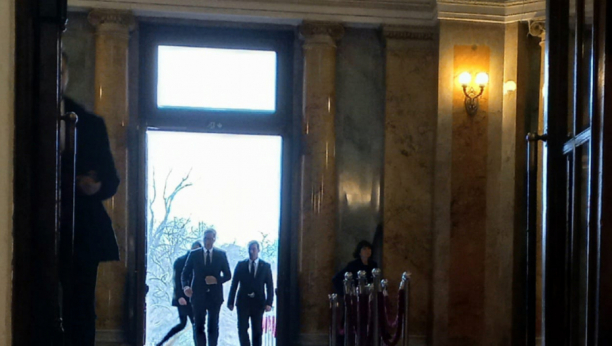 (UŽIVO) POSEBNA SEDNICA SKUPŠTINE Poslanici danas o KiM, stigao i predsednik Aleksandar Vučić (FOTO/VIDEO)