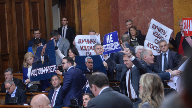 SKANDALOZNO PONAŠANJE OPOZICIJE Vučić: Da li transparenti opisuju vas? (FOTO)