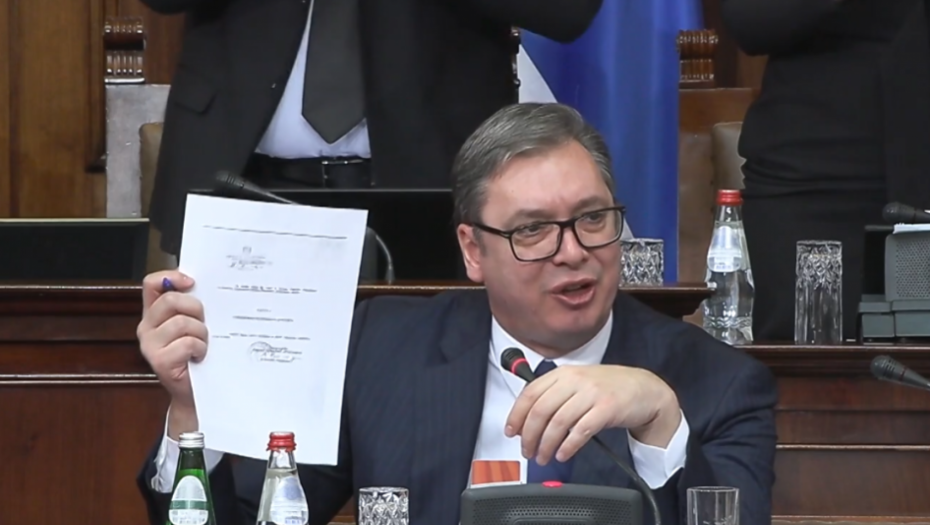 VUČIĆ RAZBUCAO LAŽNE PATRIOTE Ovo je lista od 1.800 onih, koje su ovi junaci ovde pustili! Kosovo je srce Srbije suprotno vašoj volji!