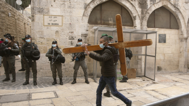 VANDALIZAM U JERUSALIMU Američki turista polomio statuu Isusa u crkvi (VIDEO)