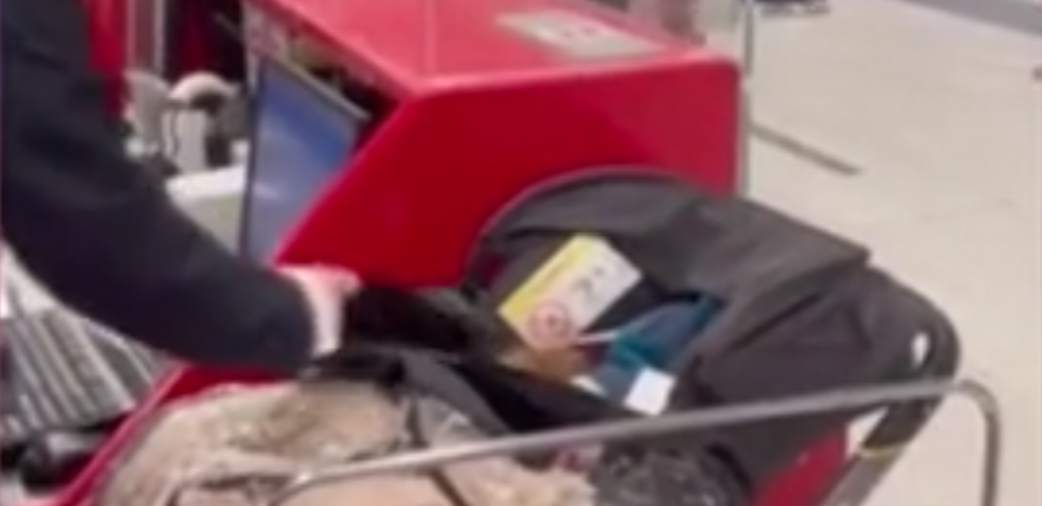 RODITELJI SVESNO OSTAVILI BEBU NA ŠALTERU, PA OTIŠLI NA AVION Razlog je jeziv!