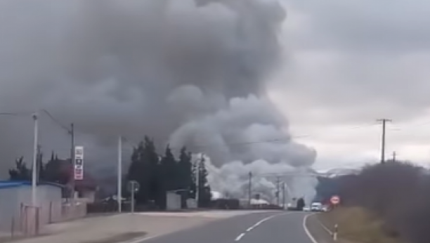 VELIKI POŽAR U FABRICI PAPIRA U SVRAČKOVCIMA Zaposleni bili u postrojenju kad je izbila vatra - gusti dim prekrio okolinu! (VIDEO)