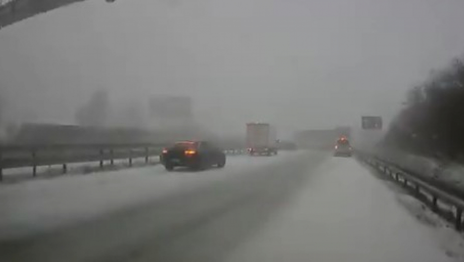 VOZAČI, OPREZ Snega i dalje ima na putevima