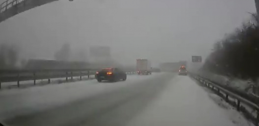 SNEG ZATRPAO SRBIJU - VOZAČI, OPREZ! Evo šta NIKAKO ne treba raditi pre sedanja u auto, a ove stvari su obavezne