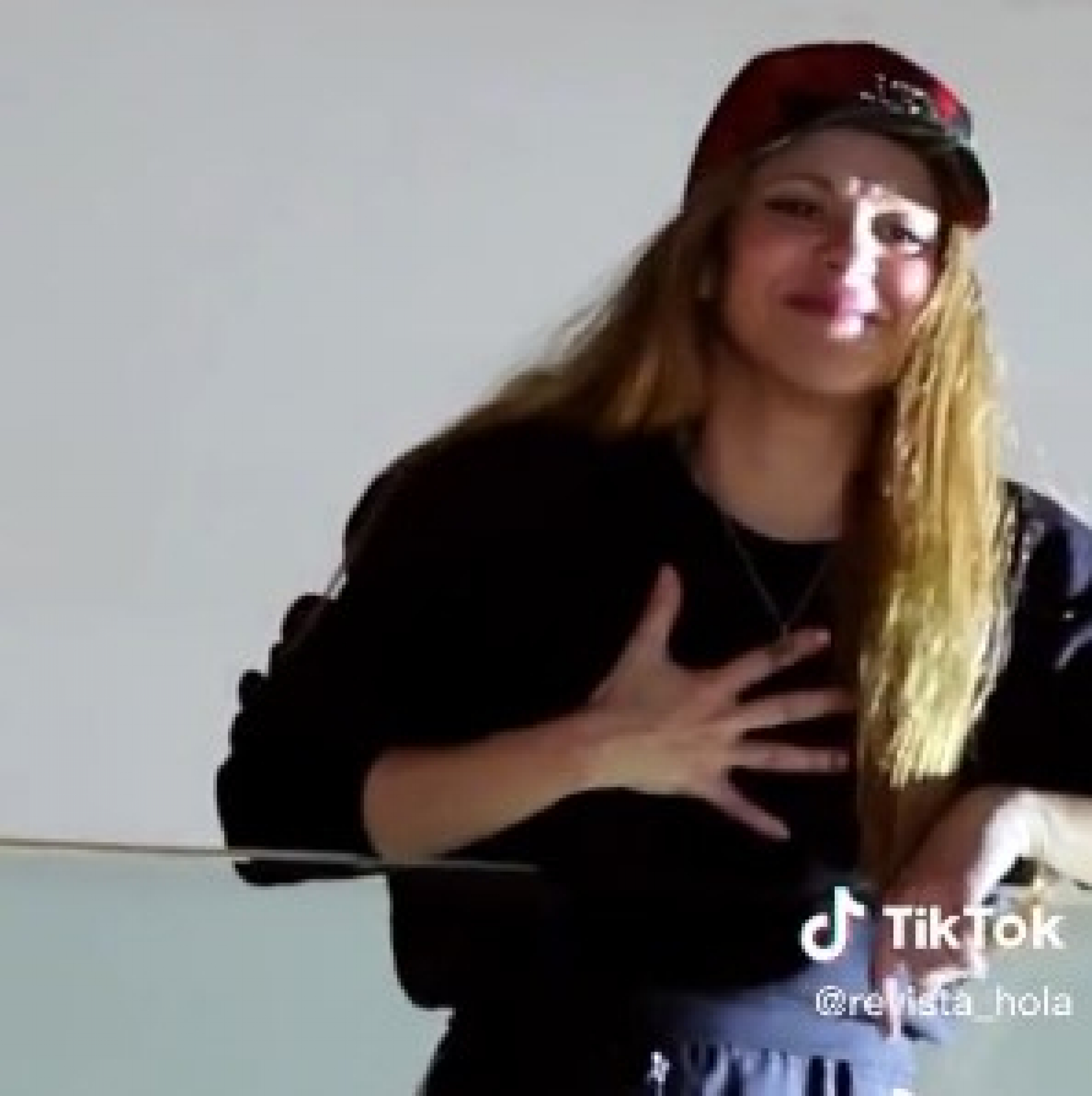 PLAKALA KAO KIŠA Ostavljena i prevarena rođendan slavila sa drugaricama, a kad se pojavila na balkonu slomila se