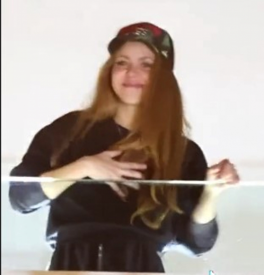 PLAKALA KAO KIŠA Ostavljena i prevarena rođendan slavila sa drugaricama, a kad se pojavila na balkonu slomila se