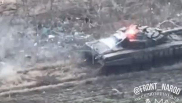 JEZIV SNIMAK IZ UKRAJINE! Ruski tenk pogodila ukrajinska raketa, kada su videli šta se desilo prestali su da pucaju! (VIDEO)