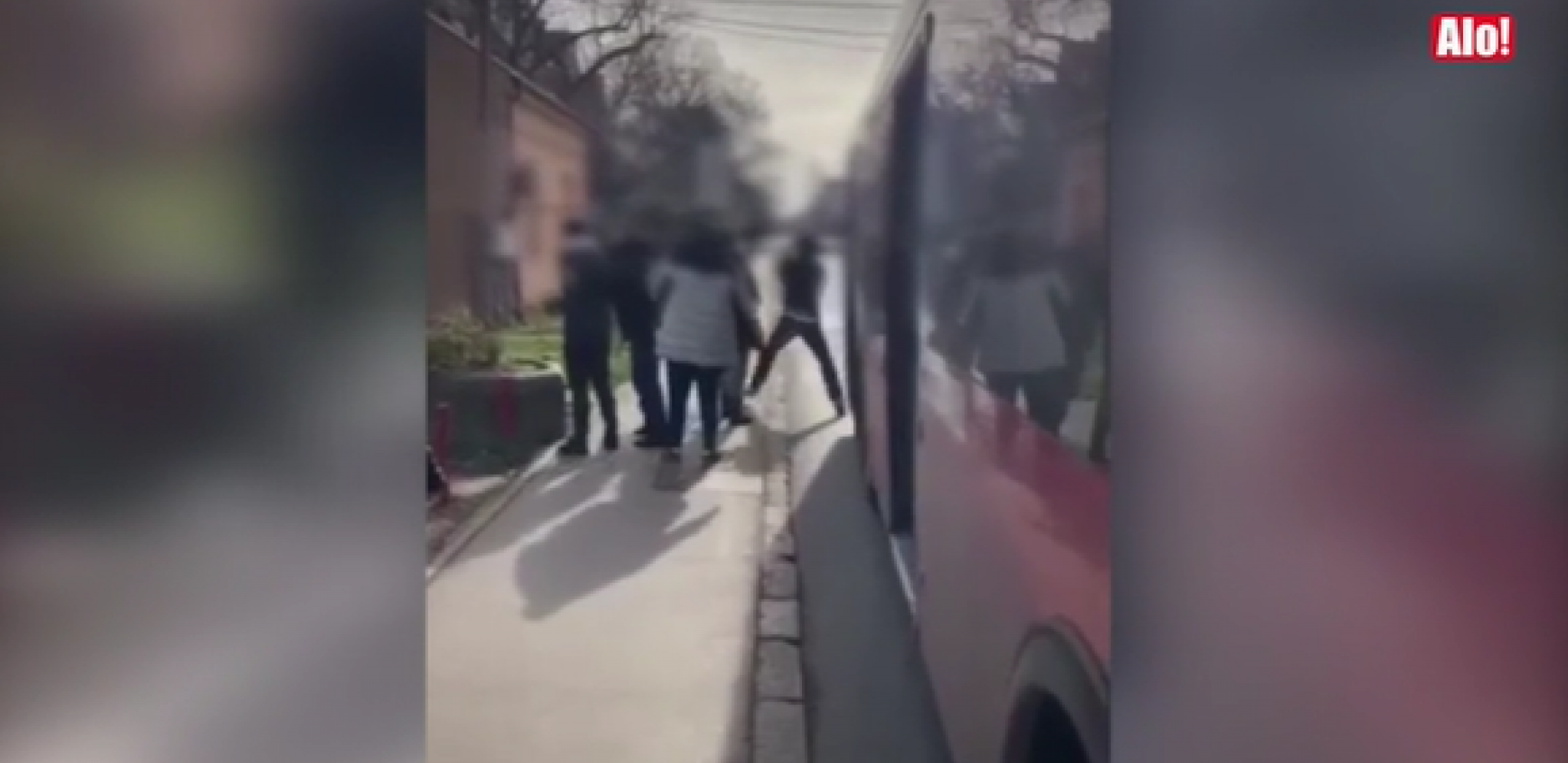 SRAMOTA! Brutalna tuča ispred autobusa u Beogradu! (VIDEO)