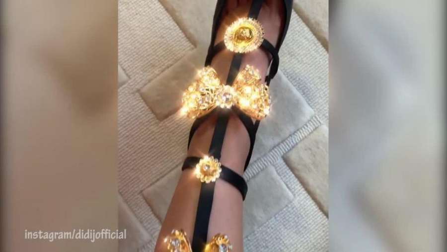 ONA JE NAŠA NAJBOGATIJA PEVAČICA! Jedna torba joj košta kao par stanova, ceo sprat pretvorila u garderober i za njega ima tri pomoćnice! (FOTO)