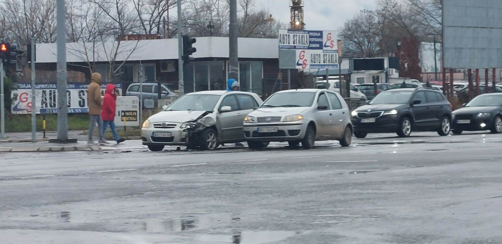 VELIKI SAOBRAĆAJNI UDES KOD BUVLJAKA Lančani sudar tri vozila na Novom Beogradu (FOTO)