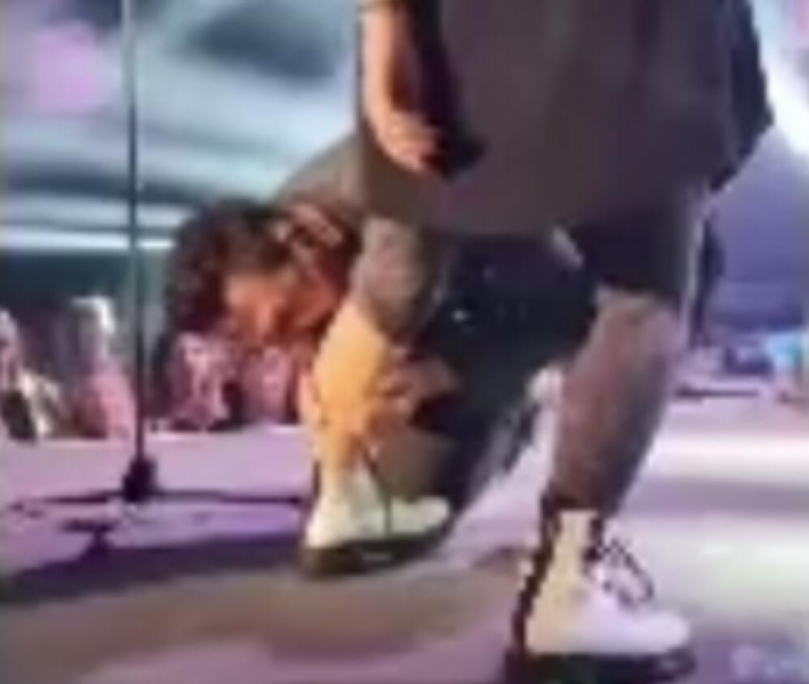 PETAR GRAŠO UJEO OBOŽAVATELJKU ZA NOGU  Skandalozni snimak zapalio društvene mreže 