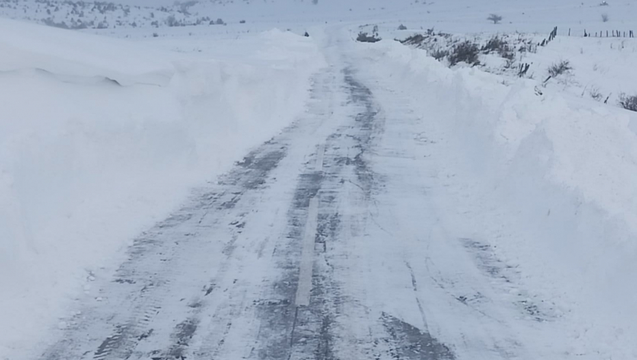 PORODICI SA PEŠTERA VATRA SVE UZELA Sa troje dece zimu dočekuju na zgarištu