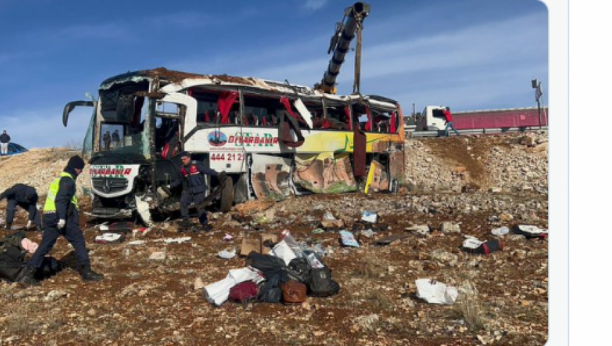 STRAVIČNA NESREĆA Autobus sleteo sa puta, najmanje osam poginulih