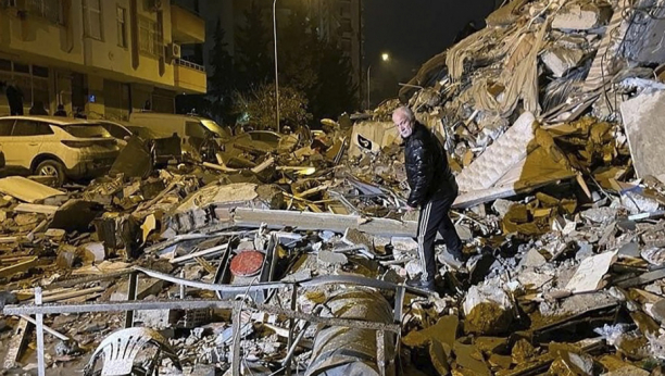 NAJMANJE 306 LJUDI POGINULO! Stravičan zemljotres u Turskoj, zahvaćen i deo Sirije!