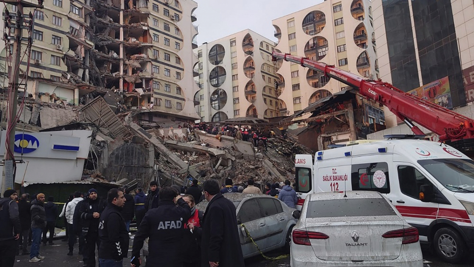 POVEĆAVA SE BROJ ŽRTAVA U zemljotresu više od 1.500 nastradalih (FOTO/VIDEO)