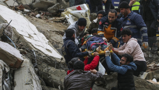 SPASILAC VADI BEBU I LJUBI JE! Dete provelo 22 sata pod ruševinama nakon stravičnog zemljotresa u Turskoj (VIDEO)