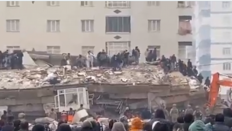 BOLNICA SRAVNJENA SA ZEMLJOM Jezive scene u Turskoj, pacijenti i lekari pod ruševinama, spasioci ne odustaju (FOTO/VIDEO)
