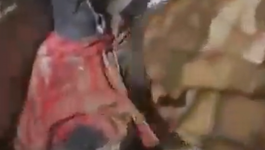 DEČAK IZVUČEN ISPOD RUŠEVINA POSLE 7 SATI! Turski spasioci snimili dramatičnu akciju spasavanja! (VIDEO)