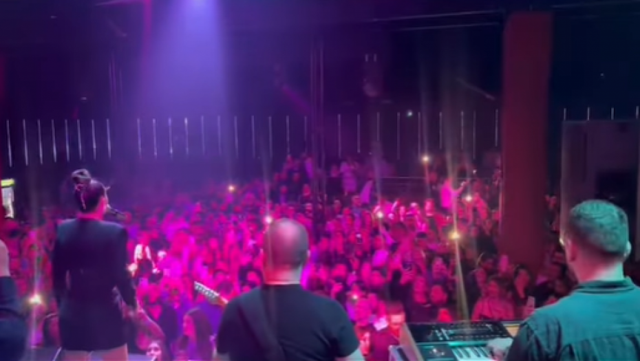 CECA U USKOJ MINI CRNOJ HALJINI Publiku je dovela do usijanja PEVAČICA RAZORILA DIZELDORF (VIDEO+FOTO)