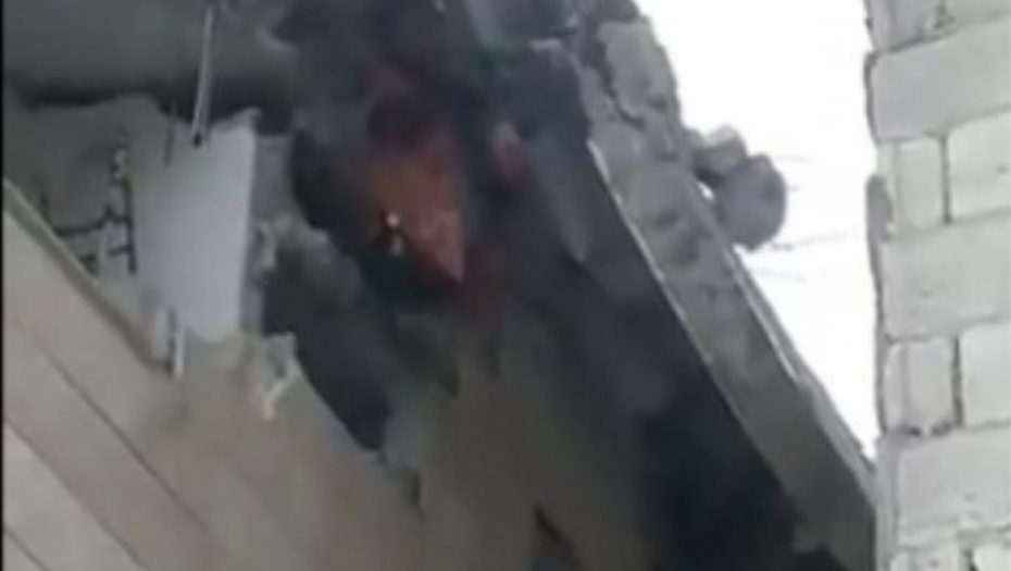 ČOVEK VISI SA ZGRADE I ZOVE UPOMOĆ Jezive scene nakon zemljotresa u Turskoj (VIDEO)