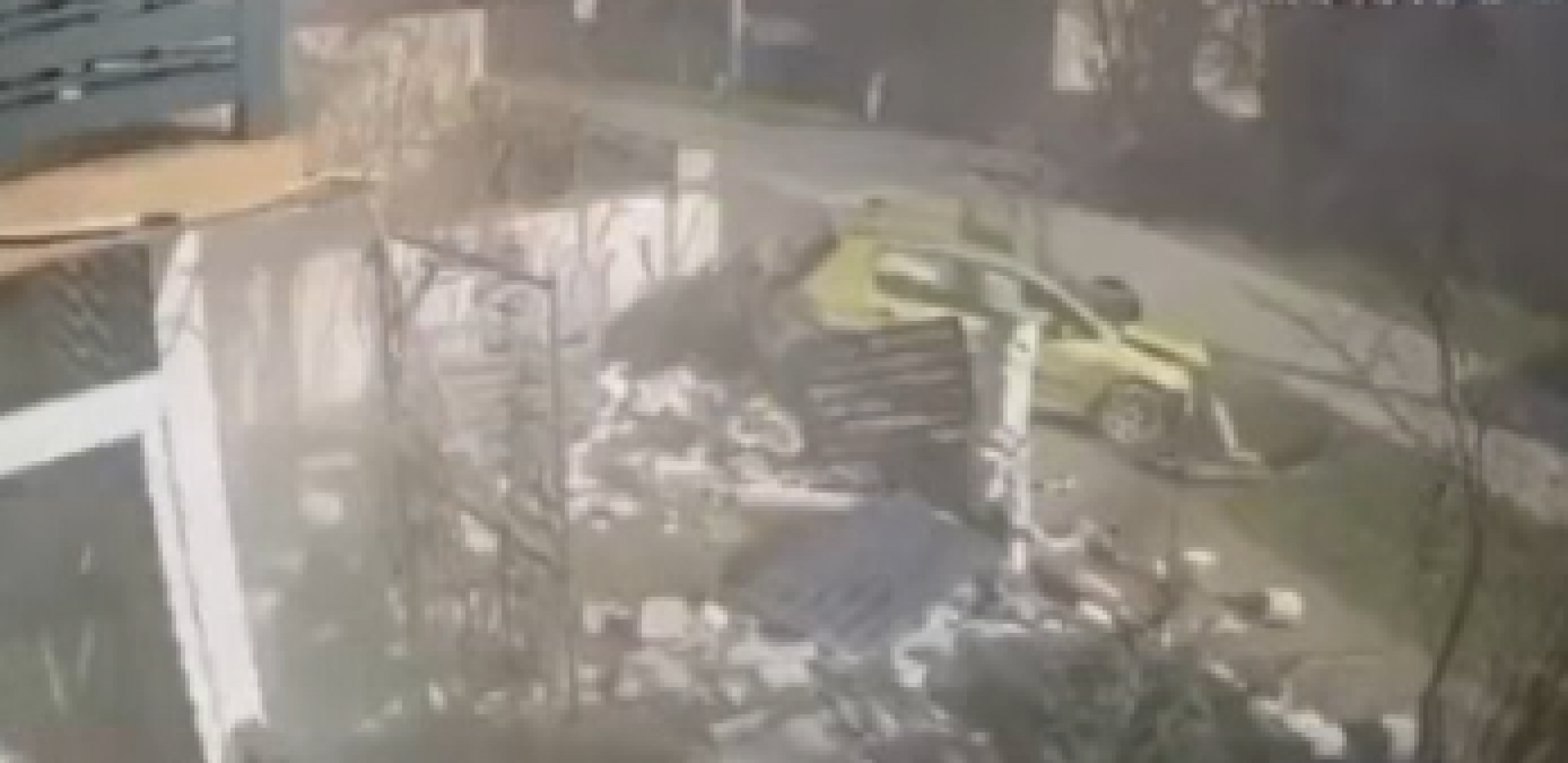 VIŠE SREĆE NEGO PAMETI! Snimak nezgode u Bačkom Petrovcu - Udario autom u ogradu, uleteo u dvorište, pa pobegao sa lica mesta (VIDEO)