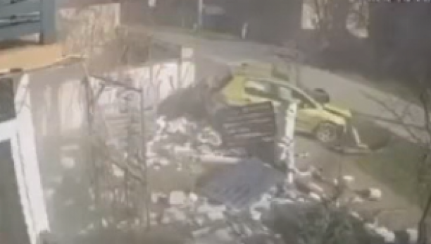 VIŠE SREĆE NEGO PAMETI! Snimak nezgode u Bačkom Petrovcu - Udario autom u ogradu, uleteo u dvorište, pa pobegao sa lica mesta (VIDEO)