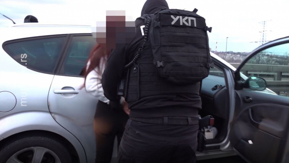 POLICIJA IM U AUTOMOBILU OTKRILA SPECIJALNO IZRAĐEN BUNKER Slovenke "pale" sa čak 30 kg marihuane (FOTO/VIDEO)