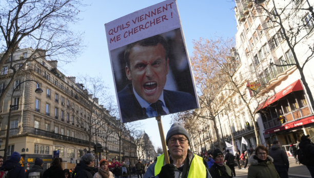 POČELI MASOVNI PROTESTI U FRANCUSKOJ Hiljade radnika na ulicama zbog najavljene reforme penzionog sistema (FOTO)