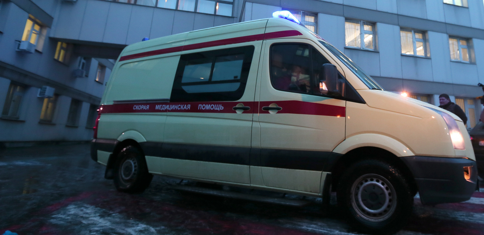 TRIBINA IM PUKLA POD NOGAMA! Tragedija u Rusiji, žena poginula, povređeno 15 dece!