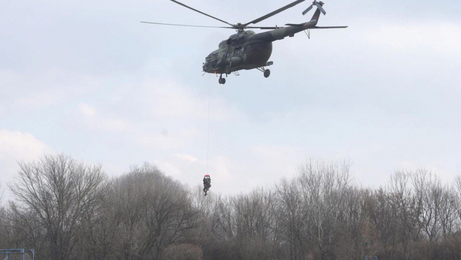 VOJSKA SRBIJE JE SNAŽNA, OBUČENA I SPOSOBNA Ministar Vučević obišao 63. padobransku brigadu (FOTO)