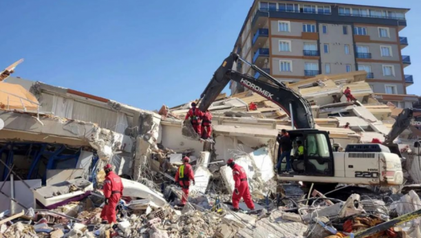 HEROJSTVO SRPSKIH SPASILACA U TURSKOJ Bitka s vremenom je počela - na dnu srušene zgrade locirana živa žena