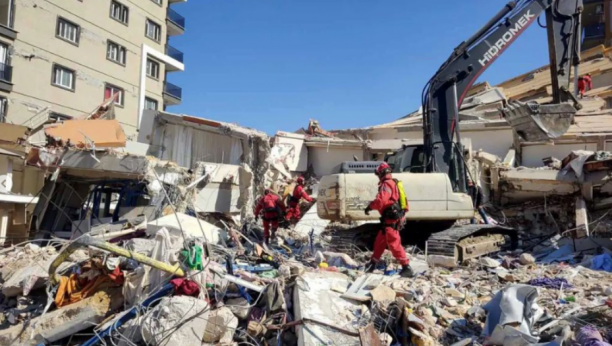 BEBA PREŽIVELA PAD SA PETOG SPRATA Čudo tokom zemljotresa u Turskoj praćeno tragedijom - brat i sestra su joj poginuli (FOTO)