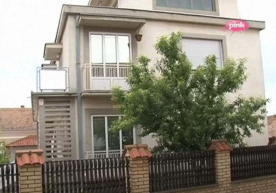 POGLEDAJTE KAKO IZGLEDA LUKSUZNA KUĆA RODITELJA DRAGANE MIRKOVIĆ Važi za jednu od najlepših u Kasidolu, detalji će vas ostaviti bez daha (FOTO)