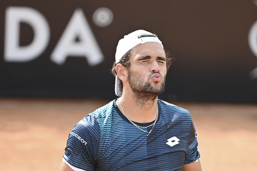 NAIVKO Italijanka našla novu žrtvu i lako je odvukla u krevet: TENISER U RALJAMA SE*S-MAŠINE