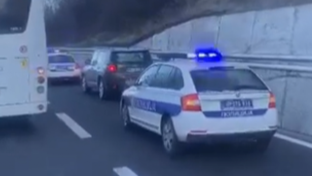 LANČANI UDES KOD BUBANJ POTOKA Sudar izazvao saobraćajne gužve (VIDEO)