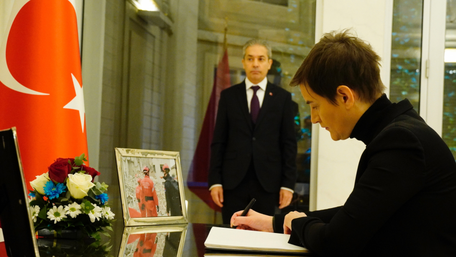 REPUBLIKA SRBIJA I NJEN NAROD DELE BOL I TUGU Brnabić se upisala u knjigu žalosti (FOTO)