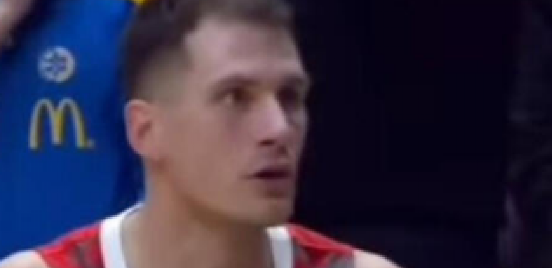 DA LI JE OVAJ LUD? Sudija odlukom šokirao igrača Zvezde, Nedović nije mogao da veruje šta se desilo (VIDEO)