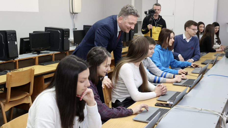 MINISTAR INFORMISANJA I TELEKOMUNIKACIJA OBILAZI GIMNAZIJU U LEBANU Kapitalni projekat „Povezane škole”