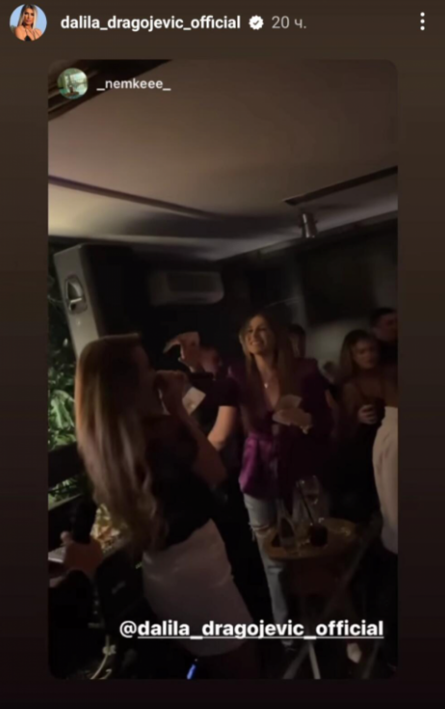 Polemiše se da putem društvenih mreža zarađuje dosta  Samim tim Dalili nije problem da da dosta novca na muziku (FOTO)