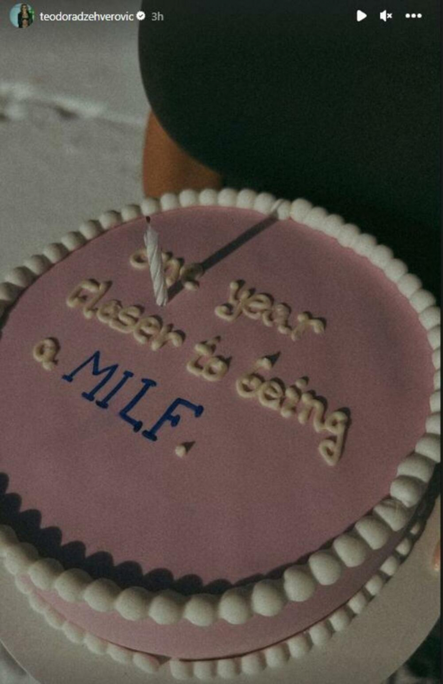 VRELA TEODORA DŽEHVEROVIĆ ISPLAZILA JEZIK I KRENULA DA LIŽE Javnost u šoku zbog prizora, bez blama se skinula i napravila HOT POZE (FOTO)