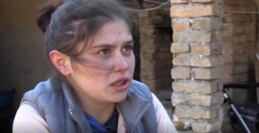 MUKO MOJA! NA MINUSU BEZ STRUJE, VODE I GREJANJA Aleksandra (20) sa bebom i sinom (4) smrzava se i ložeći nameštaj