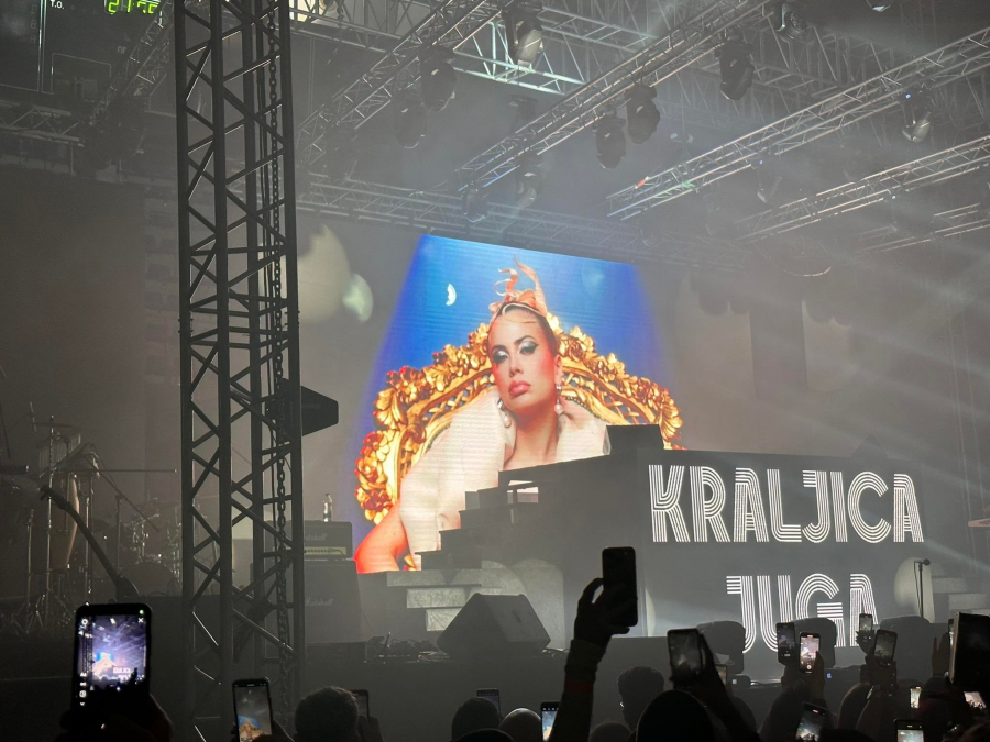 MILICA PAVLOVIĆ POKAZA KAKVU GUZU IMA Vrcava pevačica što glasom tako i stasom zapalila halu u Nišu (FOTO+VIDEO)