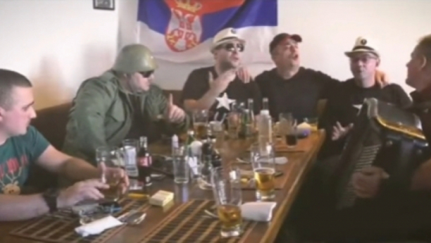 KAKO "GRAĐANSKA" OPOZICIJA POŠTUJE PRAVA LGBT U SRBIJI Bahati Sergej sa ekipom zapevao pesmu sa najgorim uvredama (VIDEO)