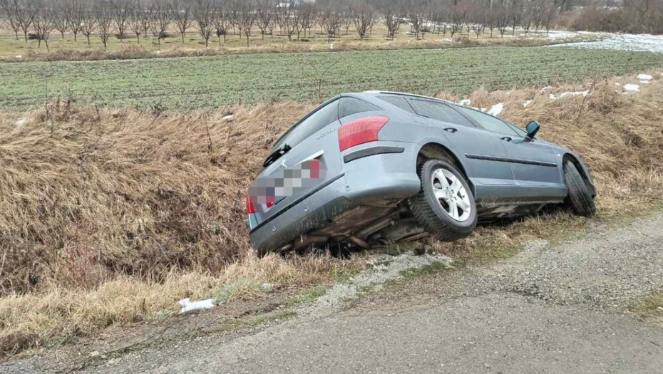 SLETEO U KANAL, PA IZAŠAO IZ KOLA I OTIŠAO Bizarna nesreća kod Čačka, očevici zbog ovoga u čudu! (FOTO)