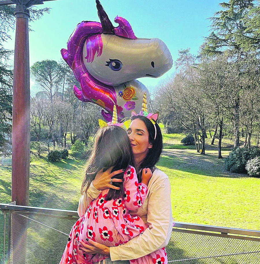 BAJKA ZA NASLEDNICU Jelisaveta ćerki proslavila rođendan, a kostim devojčice će vas oduševiti (FOTO)